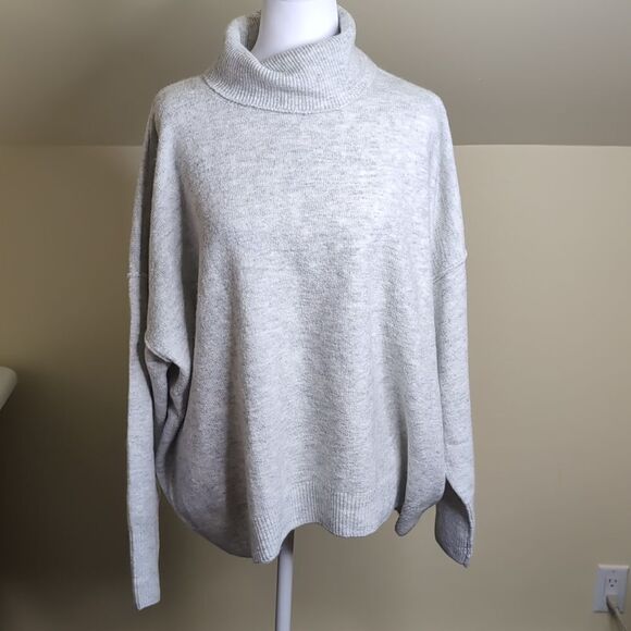 Vince Camuto XL Light Gray Silver Long Dolman Sleeve Turtle Neck Sweater, NEW - Picture 1 of 12